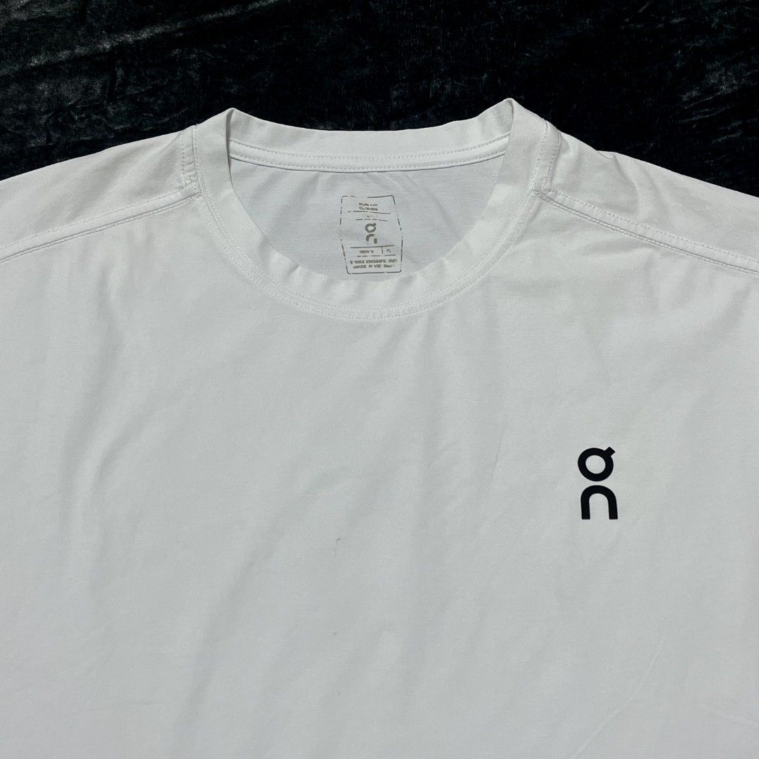 Run On Clouds Swiss Engineering Tee (Category: Activewear) located in Pavia. Submitted by timeless.rags.5001 (Listing ID 1444281911, Image 3). Description: Run On Clouds Swiss Engineering Tee Authentic Verygood condition Size XL Width: 25 Length: 29 Sign of use 580 only.