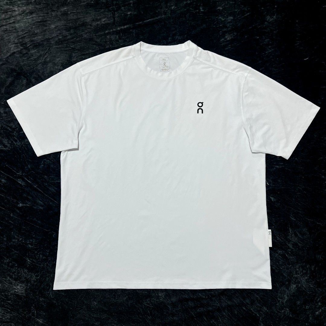 Run On Clouds Swiss Engineering Tee (Category: Activewear) located in Pavia. Submitted by timeless.rags.5001 (Listing ID 1444281911, Image 1). Description: Run On Clouds Swiss Engineering Tee Authentic Verygood condition Size XL Width: 25 Length: 29 Sign of use 580 only.
