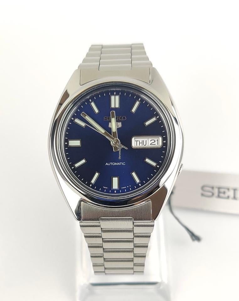 Seiko 5 SNXS77 | Brandnew (Category: Men's Watches) located in Manila. Submitted by prince_bautista20 (Listing ID 1444122871, Image 1). Description: - Seiko 5 Automatic Watch - Classic blue dial with luminous hands and markers - Day and date window at 3 o'clock position - Durable stainless steel bracelet - Ideal for everyday use Brandnew White dial Complete inclusions PRE ORDER - Receive today if dp!.