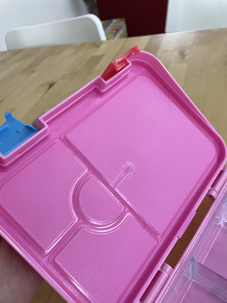 Smiggle L size lunchboxes (Category: Food Organisation & Storage) located in Singapore. Submitted by reui24 (Listing ID 1444116839, Image 3). Description: Hardly used at all and in very good condition. .