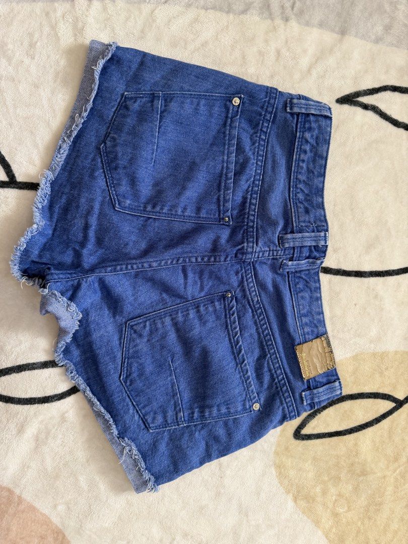 Stradivarius Blue Denim Cut-Off Shorts (Category: Shorts) located in Cebu City. Submitted by myclosettoyours_cebu (Listing ID 1444176500, Image 3). Description: - Brand: Stradivarius - Style: Blue denim shorts - Features: Classic five-pocket style, frayed hem detail - Fit: Comfortable for everyday wear - Versatile: Great for casual outings or lounging, easy to pair with tops.