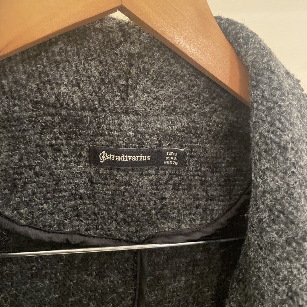 Stradivarius Grey Textured Knit Open Front Cardigan (Category: Coats, Jackets and Outerwear) located in Cordon. Submitted by secondgreatt (Listing ID 1444242538, Image 2). Description: - Grey textured knit cardigan from Stradivarius - Open front with shawl collar - Long sleeves - Features front pockets - Ideal for layering in cooler weather.