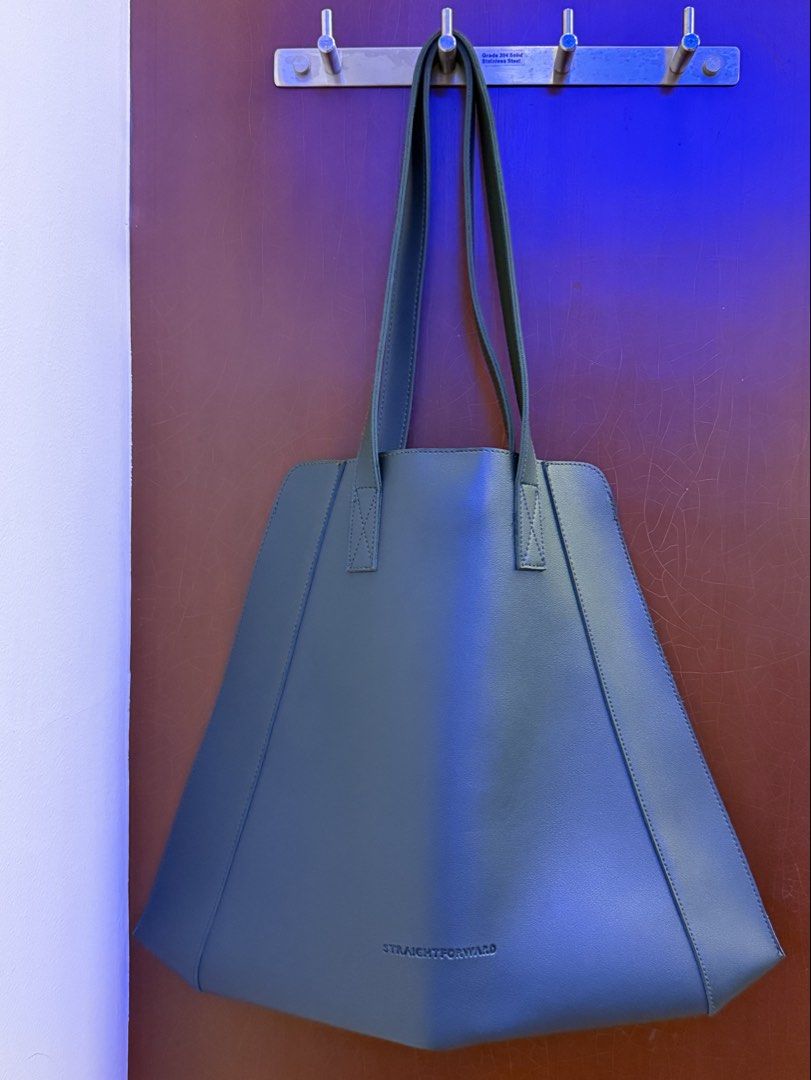 Straightforward DVL Green Laptop/Tote Bag (Category: Laptop Bags & Sleeves) located in Davao. Submitted by decluttergrlyp__ (Listing ID 1444272900, Image 1). Description: Straightforward DVL Green Laptop/Tote Bag Triangle Style ₱300 Measurements are found in the photos (4th to 7th) Like new Never used Loc: Davao City MOP: Gcash MOD: J&T .