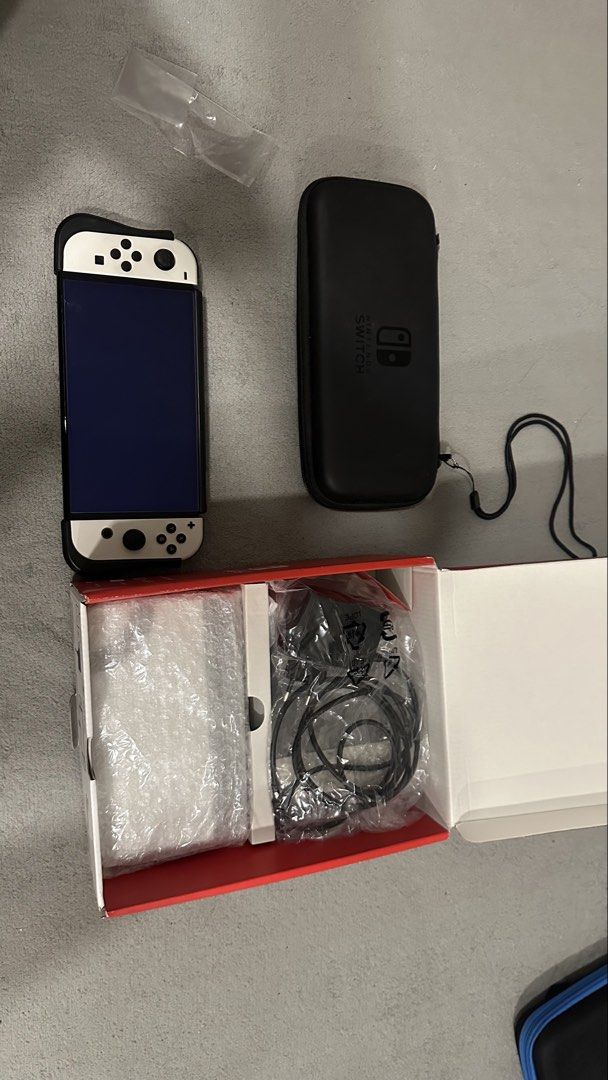 Switch Oled Fullset (Category: Nintendo) located in Bangi. Submitted by farisalimipp (Listing ID 1444279349, Image 2). Description: Switch oled fullset, tambah 50 saya bagi satu game.