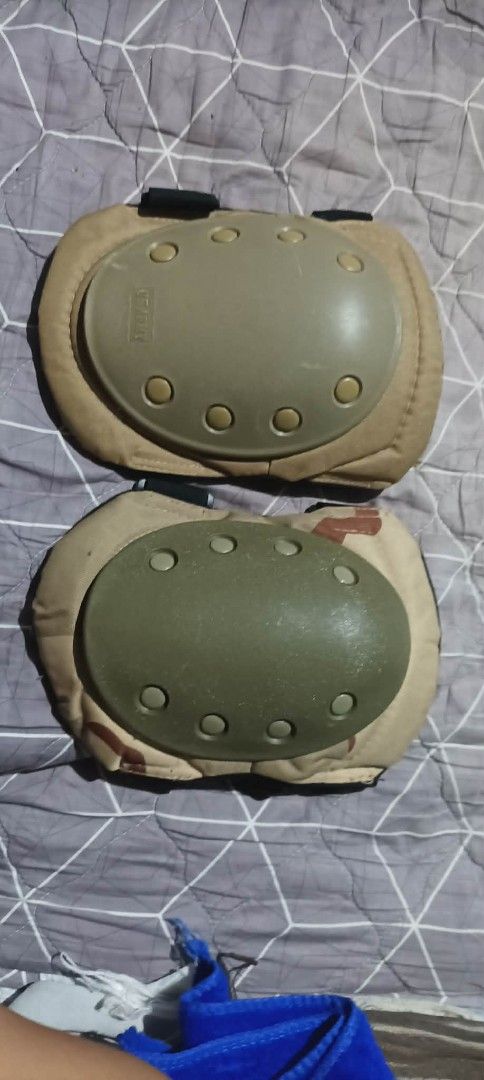 Drop leg holster platform and Knee Pads Set (Category: Other Sports Equipment and Supplies) located in Caloocan City. Submitted by aquasaurus (Listing ID 1444238661, Image 3). Description: - Tactical vest with multiple pouches - Includes drop-leg holster - Comes with a pair of padded knee pads - Adjustable straps for a comfortable and secure fit - Knee pads provide solid protection - Ideal for airsoft games or tactical training.