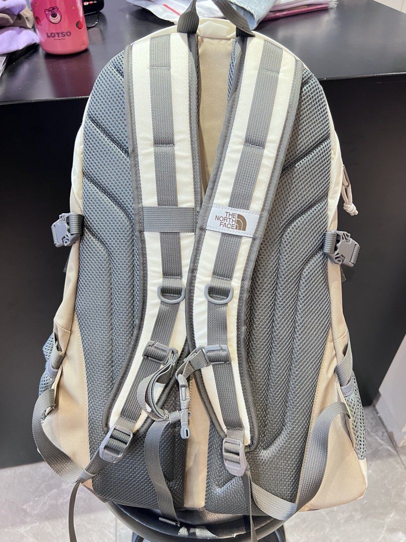 The North Face 背囊 （分類：背包）位於 Hong Kong。 由 DOLCENBANANA 提交（商品編號 1444296272，圖片 2）。簡介： 全新，灰，米及卡其色。