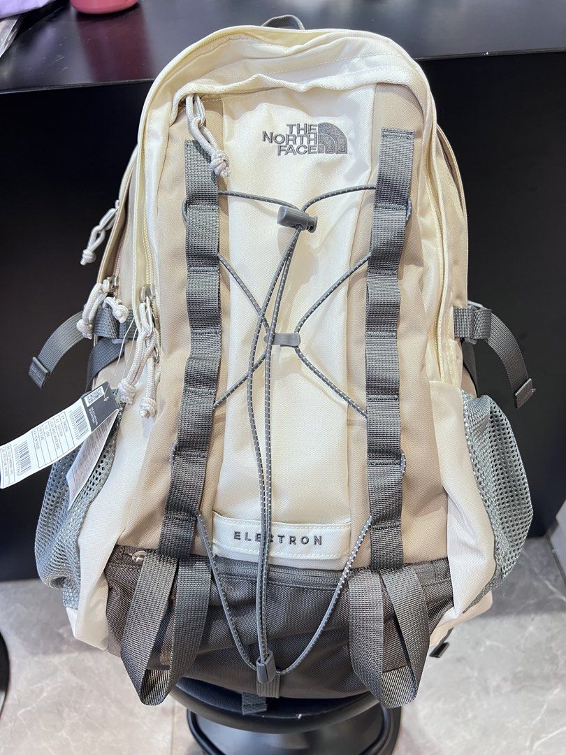The North Face 背囊 （分類：背包）位於 Hong Kong。 由 DOLCENBANANA 提交（商品編號 1444296272，圖片 1）。簡介： 全新，灰，米及卡其色。
