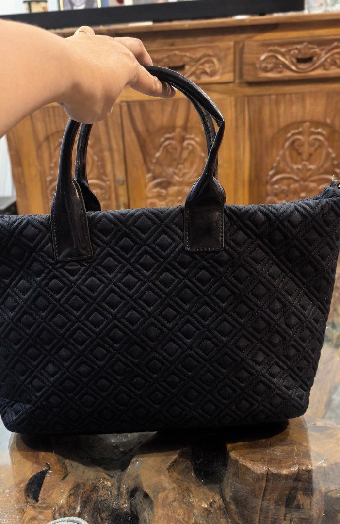 Tory Burch Black Quilted Tote Bag with Pouch (Category: Luxury Bags & Wallets) located in Cagayan de Oro. Submitted by tommygurl1218 (Listing ID 1444164374, Image 2). Description: - Tory Burch tote bag in classic black. - Elegant quilted pattern all over. - Includes a convenient matching front pouch. - Durable leather handles and trim. - Secure zipper closure for your belongings. - Stylish gold hardware details. - Ideal for everyday errands and a