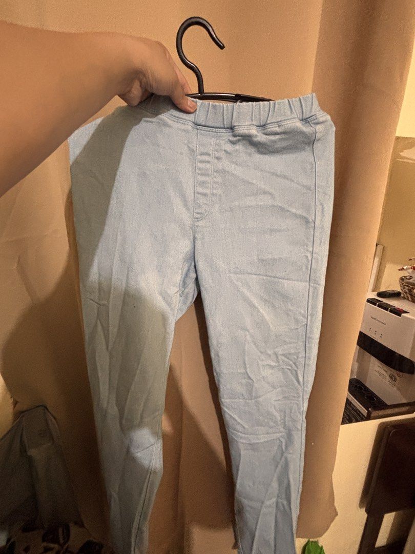 uniqlo Light Blue Denim Jeans (Category: Jeans) located in Pasig City. Submitted by xandraaamia (Listing ID 1444259494, Image 1). Description: - Light blue denim jeans - Comfortable elastic waistband - Classic straight leg fit - Ideal for everyday casual wear - Versatile: pairs easily with any top.