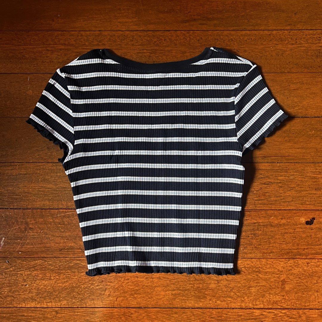 Uniqlo stripped ribbed crop top (Category: Shirts) located in Marikina City. Submitted by talugh (Listing ID 1439935223, Image 2). Description: size large used 1-2 only color black while and light blue tags : baby tee, fitted top, ribbed top, basic top, cropped top, stretch top, cotton top, casual top, everyday top, white top, black top, brown top, minimalist, clean girl aesthetic, pinterest outfit, pinterest fashion, brandy melville inspired, br