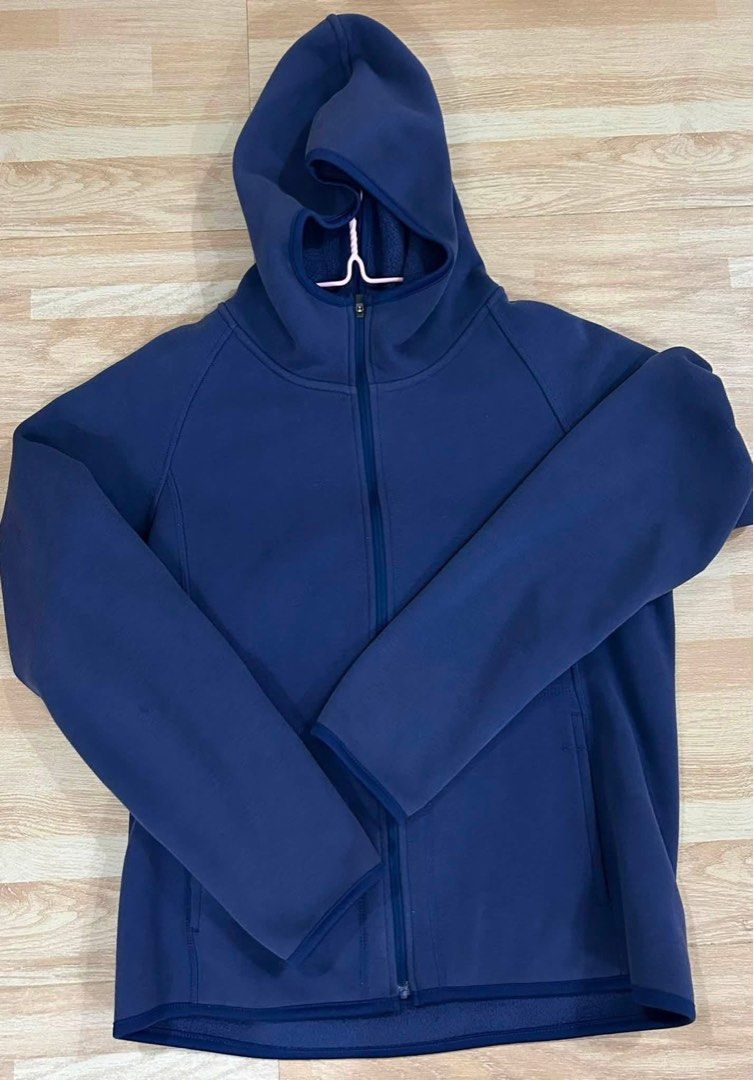 UNIQLO zip up jacket (Category: Coats, Jackets and Outerwear) located in Manila. Submitted by aewinterlemon (Listing ID 1444224219, Image 1). Description: Great condition No flaws .