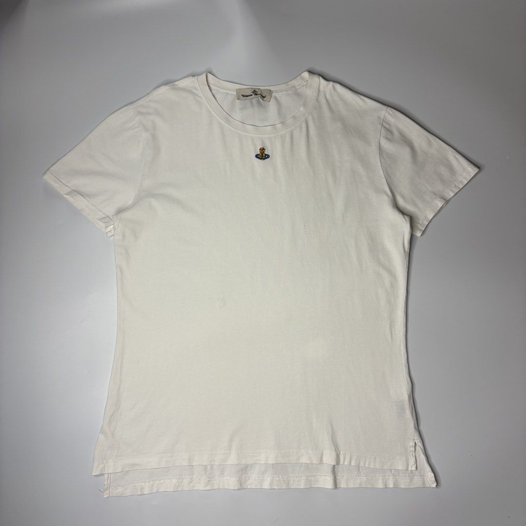Vivienne Westwood Mid Logo (Category: Shirts) located in Butuan. Submitted by ragscurations (Listing ID 1444276139, Image 1). Description: Excellent Need wash Color rate 9.5 21x28.