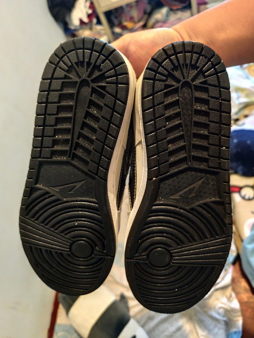 White & Black Low-Top Sneakers (Category: Casual Shoes) located in Manila. Submitted by maynard_22 (Listing ID 1444116374, Image 3). Description: Label Shoes PH brand. Size 9 sa tag ng shoes . 2 times lang nagamit RFS Di na nagagamit Need funds lang din.