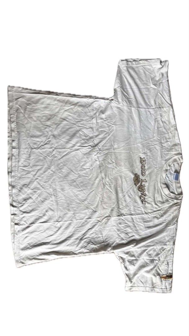White T-shirt with Graphic Print (Category: Shirts) located in San Jose. Submitted by no1kowss (Listing ID 1444157418, Image 1). Description: .