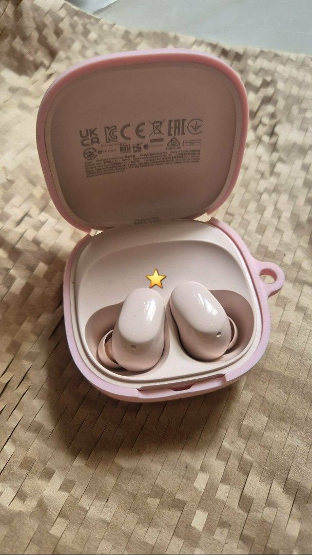 Xiaomi Redmi Buds 6 Play Pink Wireless Earbuds (Category: Earphones) located in Caloocan City. Submitted by zaynastar (Listing ID 1444156249, Image 3). Description: - Pink Redmi Buds 6 Play - Includes charging case and USB cable - Extra ear tips provided - Comes with a cute Sakura-themed case cover (pwede ko din tanggalin if ayaw) - Ideal for everyday listening.