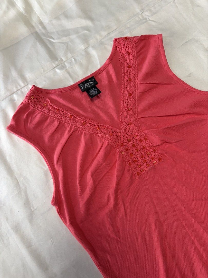 Y2K Rafaella Petites sleeveless top (Category: Sleeveless) located in Quezon City. Submitted by archivesbya (Listing ID 1444193380, Image 2). Description: Y2K Rafaella Petites sleeveless top Width: 17 inch Length: 21 inch Issue: None cotton material so very stretchy 📍Location: fairview QC/Gateway Cubao 🛵 Mode of delivery: Jnt, Lalamove, Gogoexpress 💵 Payment: Gcash/Maribank.