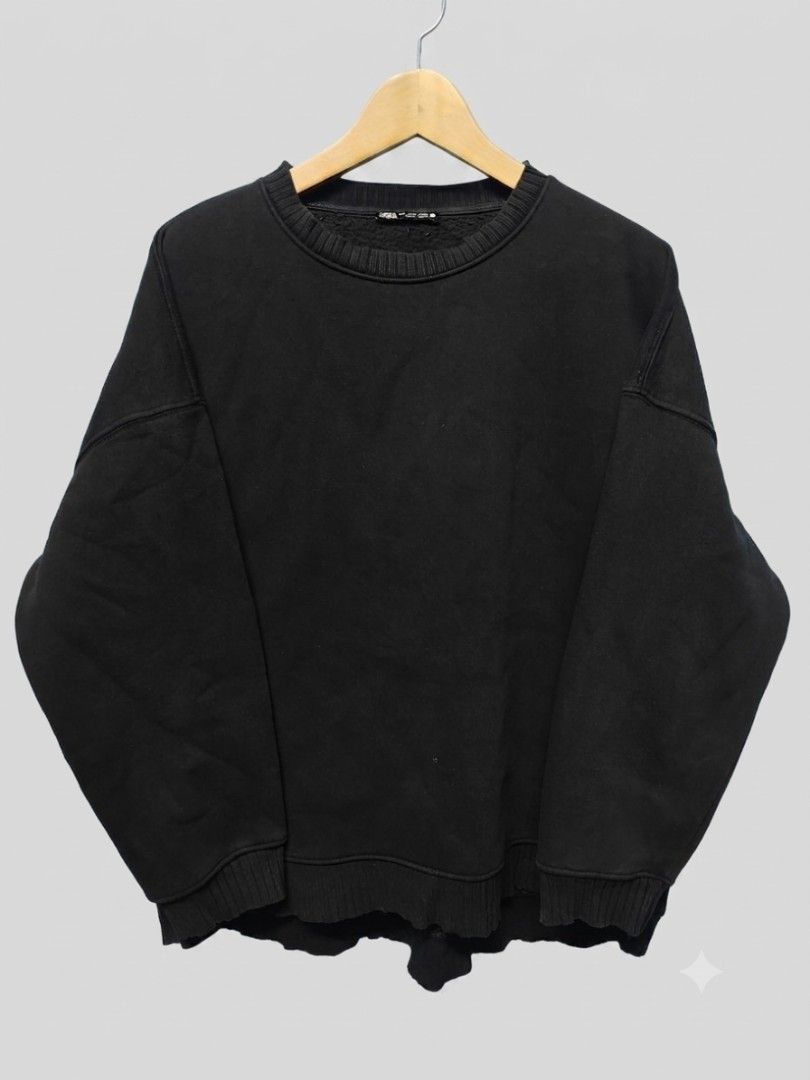 Zara Black Crewneck Sweatshirt (Category: Longsleeves) located in Manila. Submitted by meowbroke_24 (Listing ID 1444275776, Image 1). Description: - Zara basic black crewneck sweatshirt - Long sleeves with ribbed cuffs and hem - Simple and versatile design - Perfect for layering or wearing on its own - Easy to style with any outfit.