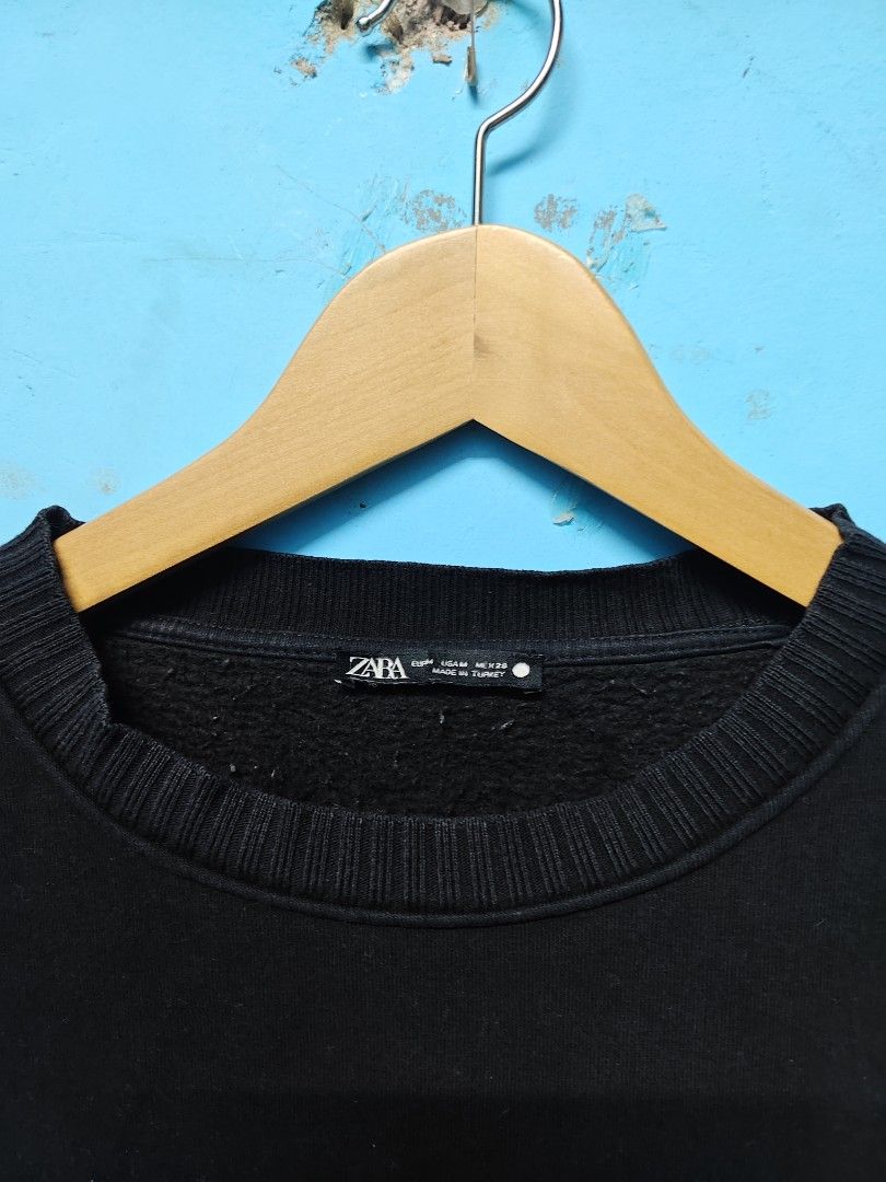 Zara Black Crewneck Sweatshirt (Category: Longsleeves) located in Manila. Submitted by meowbroke_24 (Listing ID 1444275776, Image 2). Description: - Zara basic black crewneck sweatshirt - Long sleeves with ribbed cuffs and hem - Simple and versatile design - Perfect for layering or wearing on its own - Easy to style with any outfit.