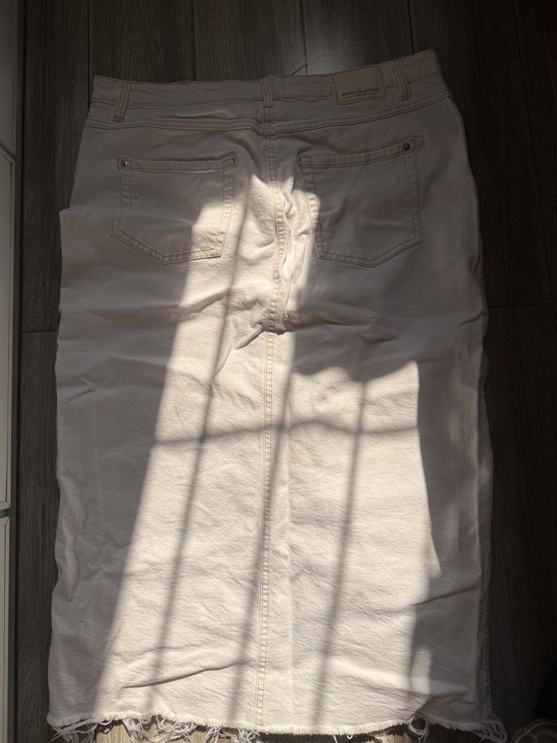 Zara midi skirt in white (Category: Skirts) located in Bacolor. Submitted by alysaflrs (Listing ID 1444116535, Image 3). Description: ★never worn ★waist 32-33 ★super big on me!!.