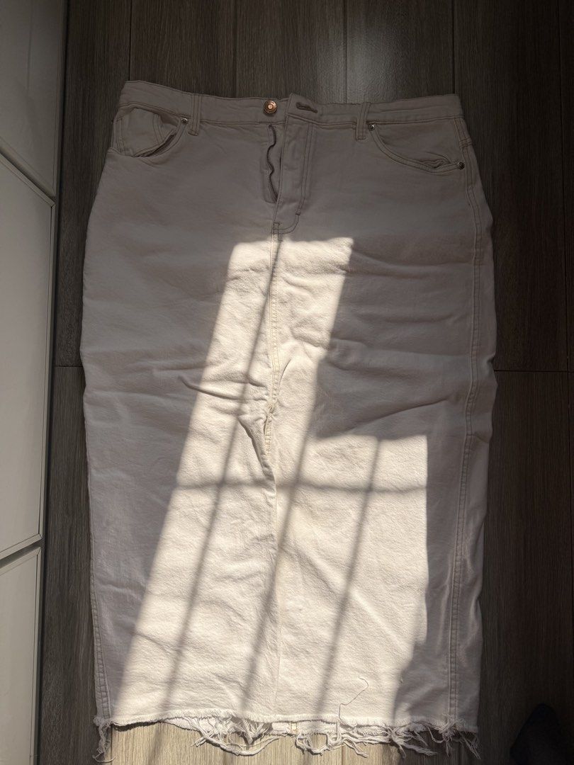 Zara midi skirt in white (Category: Skirts) located in Bacolor. Submitted by alysaflrs (Listing ID 1444116535, Image 1). Description: ★never worn ★waist 32-33 ★super big on me!!.