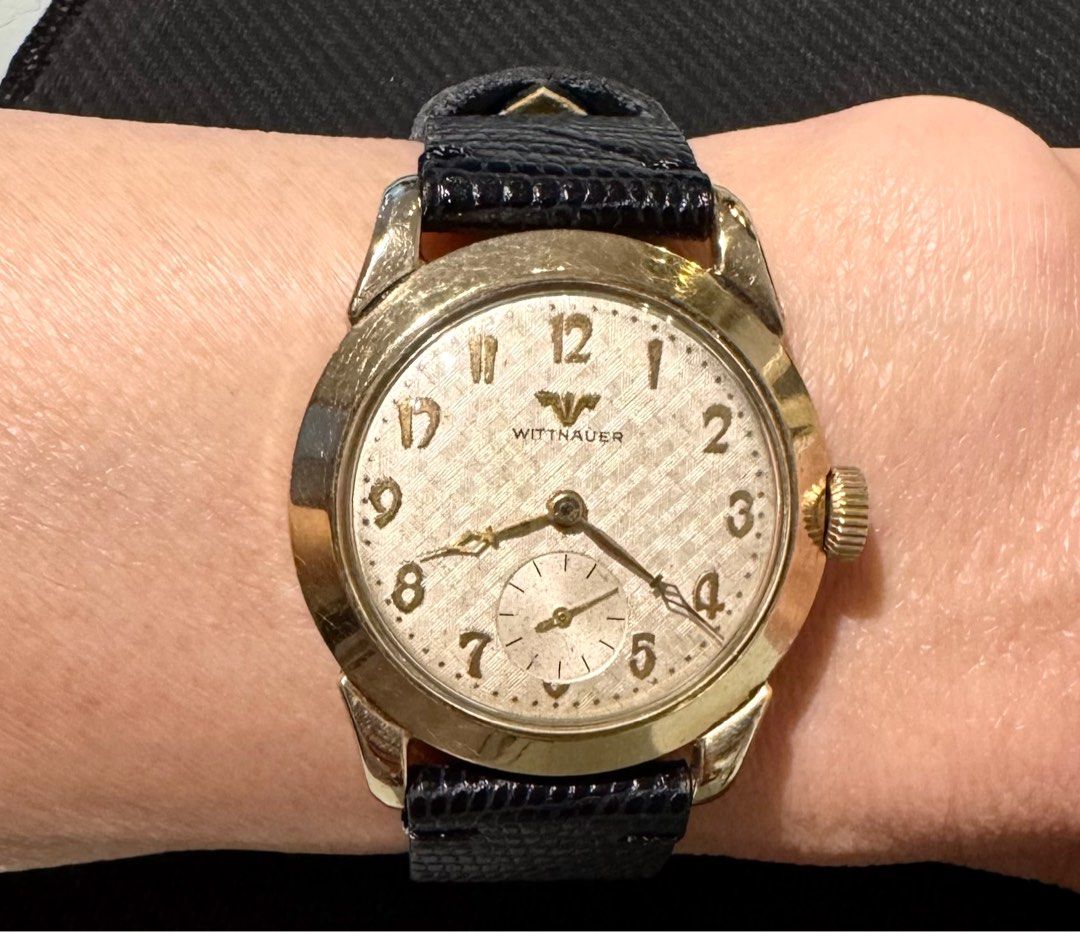古董珍藏品詠雅華腕錶 (50年代原廠産品) Real Antique Wittnauer Manual Wind Men’s Watch: 100% Original 勁靚Wallpaper紋錶面，原廠詠雅華17Jewels 機蕊細三針運行，原廠詠雅華10K gf 混金錶殼 直徑33.5mm ，全新代用錶帶扣及18mm闊真皮錶帶，運作正常 Working Condition 。 （分類：手錶）位於 Hong Kong。 由 super_dingdong 提交（商品編號 1435354188，圖片 6）。簡介： 古董珍藏品詠雅華腕錶 (50年代原廠産品) Real Antique Wittnauer Manual Wind Men’s Watch: 100% Original 勁靚Wallpaper紋錶面，原廠詠雅華17Jewels 機蕊細三針運行，原廠詠雅華10K gf 混金錶殼 直徑33.5mm ，全新代用錶帶扣及18mm闊真皮錶帶，運作正常 Working Condition 。。
