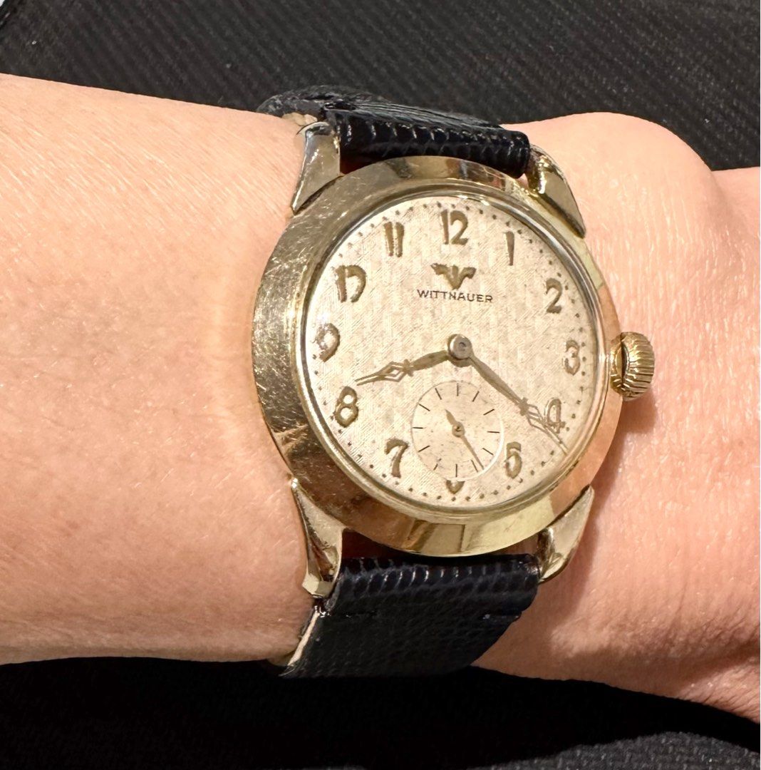 古董珍藏品詠雅華腕錶 (50年代原廠産品) Real Antique Wittnauer Manual Wind Men’s Watch: 100% Original 勁靚Wallpaper紋錶面，原廠詠雅華17Jewels 機蕊細三針運行，原廠詠雅華10K gf 混金錶殼 直徑33.5mm ，全新代用錶帶扣及18mm闊真皮錶帶，運作正常 Working Condition 。 （分類：手錶）位於 Hong Kong。 由 super_dingdong 提交（商品編號 1435354188，圖片 8）。簡介： 古董珍藏品詠雅華腕錶 (50年代原廠産品) Real Antique Wittnauer Manual Wind Men’s Watch: 100% Original 勁靚Wallpaper紋錶面，原廠詠雅華17Jewels 機蕊細三針運行，原廠詠雅華10K gf 混金錶殼 直徑33.5mm ，全新代用錶帶扣及18mm闊真皮錶帶，運作正常 Working Condition 。。