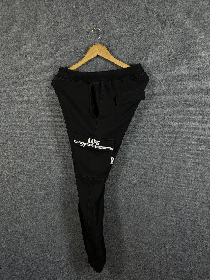 A Bathing Ape (Category: Joggers) located in Daet. Submitted by kevsquintela (Listing ID 1444358913, Image 2). Description: A Bathing Ape 🖤🤍🖤 Size - 32 - 34 Length - 39 Excellent CR 9.5 .