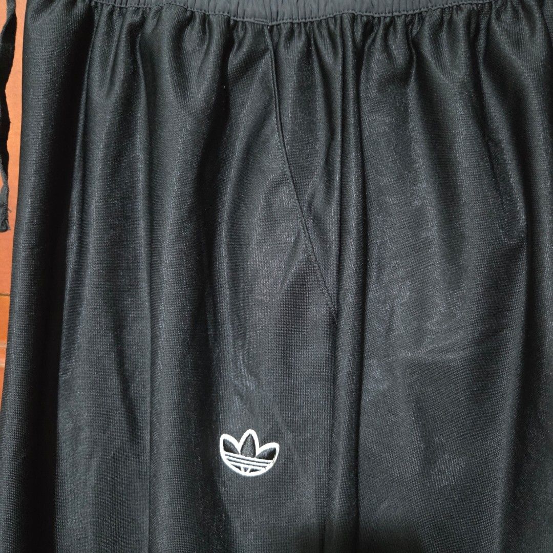 ADIDAS WOMEN WIDELEG (Category: Activewear) located in Santiago. Submitted by fromboxes (Listing ID 1444384676, Image 3). Description: almost new see all pics.