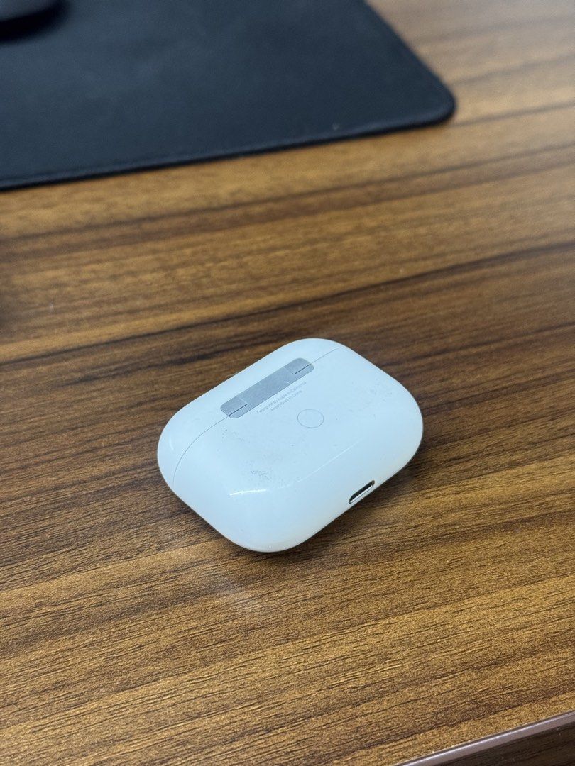 Airpods pro 1 (Category: Headphones & Headsets) located in Manila. Submitted by abiecanaveral (Listing ID 1444344219, Image 2). Description: Missing right piece Mic works well Has scratches but no dents With box .