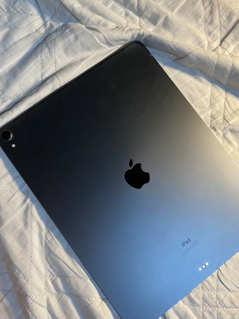 5000 pesos Apple iPad Pro (Space Gray) (Category: iPad) located in Manila. Submitted by jonnabibi224391 (Listing ID 1444329434, Image 1). Description: - Selling Space Gray iPad Pro - Ideal for drawing, note-taking, and browsing - Equipped with USB-C port for charging and accessories - Features a bright and clear display - Selling due to infrequent use - Feel free to ask any questions! Issues- Lcd .
