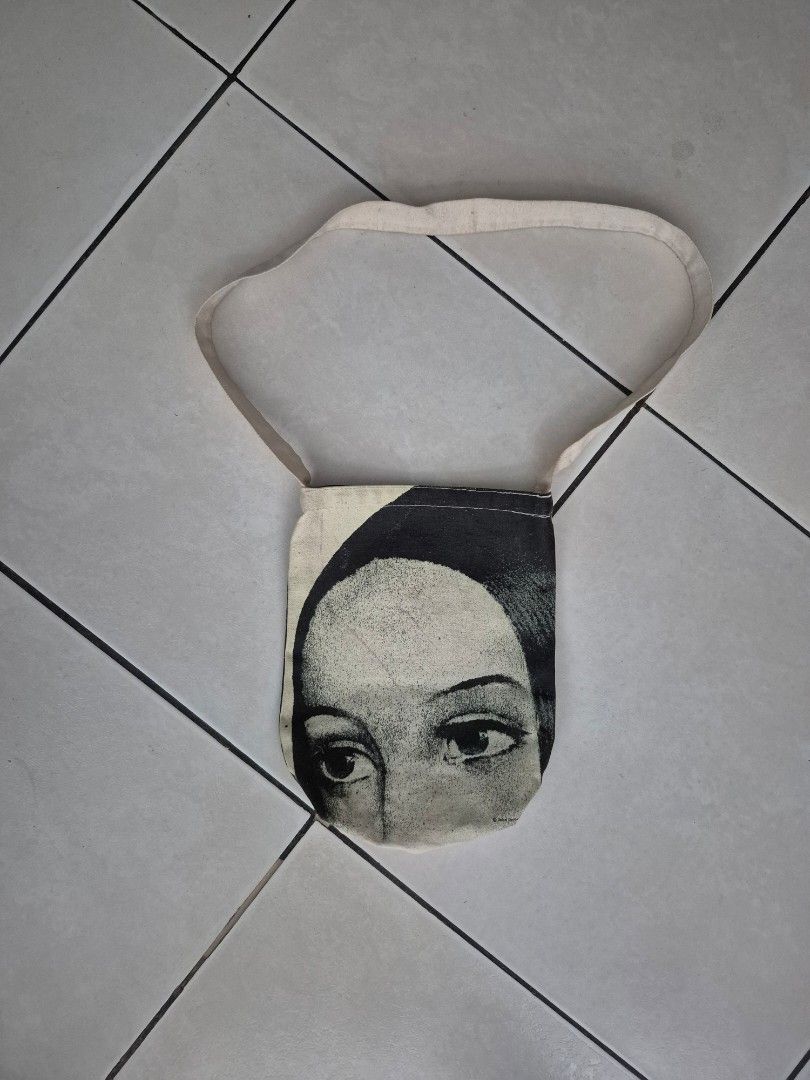 Artistic Face Print Cross body bag (Category: Tote Bags) located in Mandaluyong City. Submitted by _spike (Listing ID 1444352206, Image 1). Description: Got in a museum long ago. Artistic face print cross body/sling Tote bag. Very unique! Feel free to dm for more photos Payment methods: Gcash and Maya Shipping: Grab, Lalamove, and J&t (Shipping fee to be shouldered by buyer).