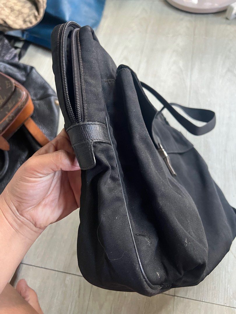 Authentic gucci briefcase bag (Category: Luxury Bags & Wallets) located in San Antonio. Submitted by kimbags (Listing ID 1444314576, Image 3). Description: Original No issues Linis nyo na lang konti nastock po kasi.