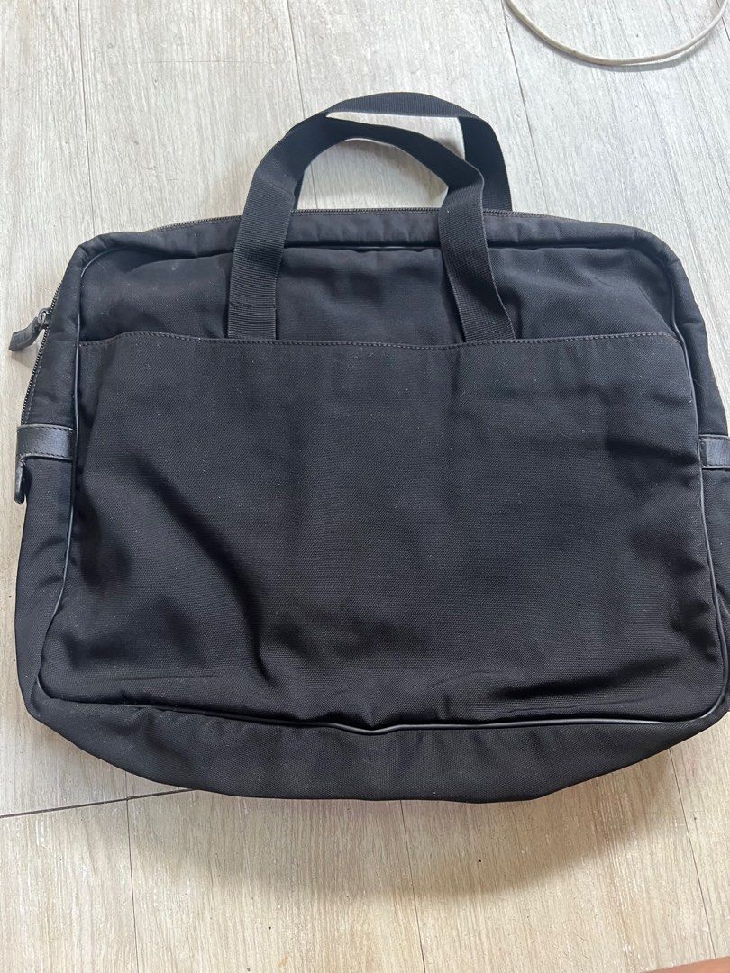 Authentic gucci briefcase bag (Category: Luxury Bags & Wallets) located in San Antonio. Submitted by kimbags (Listing ID 1444314576, Image 2). Description: Original No issues Linis nyo na lang konti nastock po kasi.
