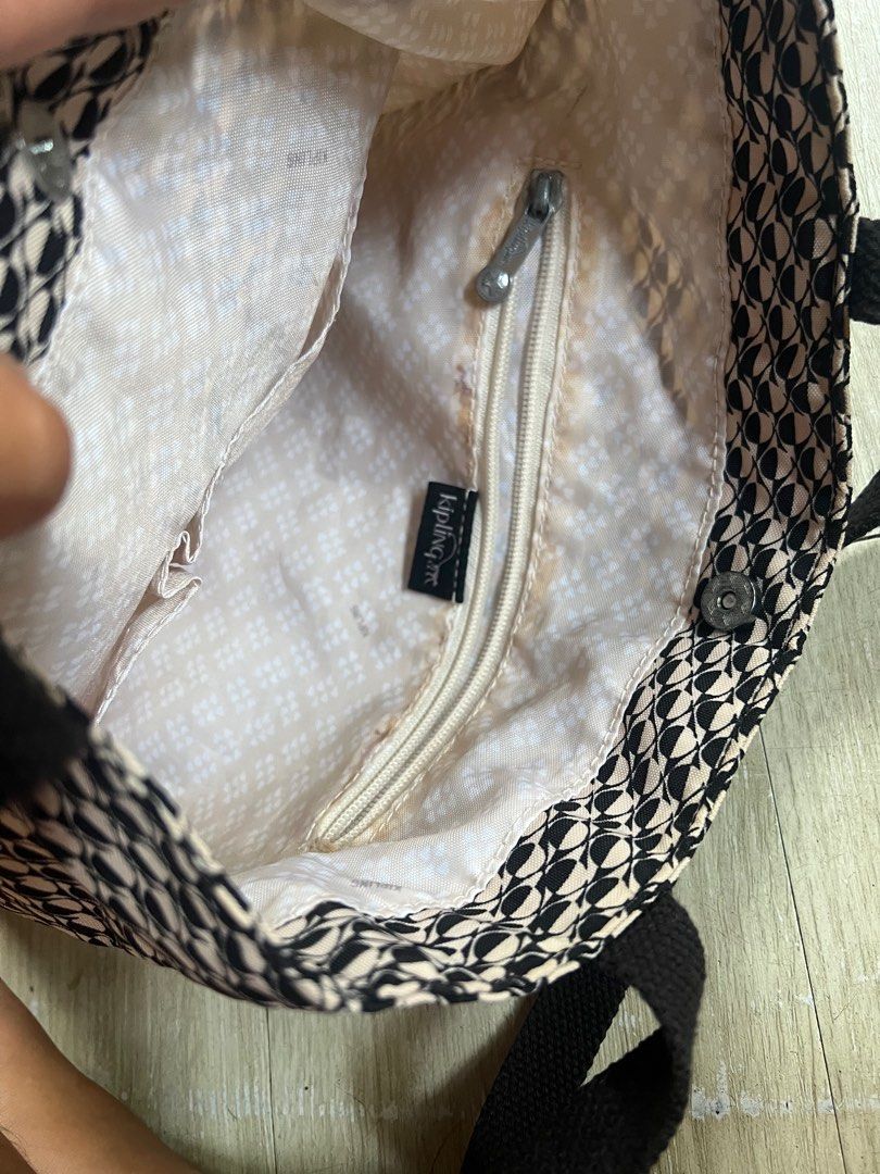 Authentic Kipling Tote (Category: Announcements) located in San Antonio. Submitted by kimbags (Listing ID 1444493866, Image 3). Description: guaranteed authentic Minimal dirt on lining .