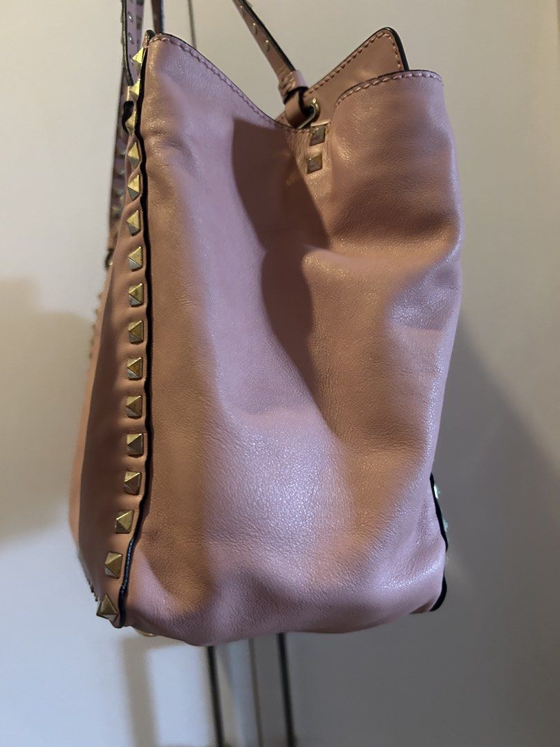 Payday Sale! Authentic VALENTINO GARAVANI Rockstud Pink Medium / Missing Strap (Category: Luxury Bags & Wallets) located in Las Pinas. Submitted by jc_closet (Listing ID 1444358241, Image 3). Description: 💯 Authentic with serial number intact Bag Only. Missing Strap. Color : Light Pink Size : Medium (can fit 13 inch laptop) Measurements : W39 x H20 x 11 cm Material : Calf Leather with signature Rockstud embellishments. Shiny Champage Hardware wi