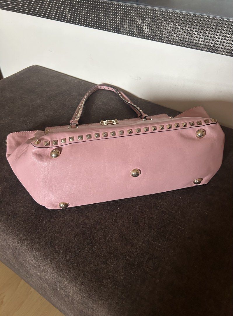 Payday Sale! Authentic VALENTINO GARAVANI Rockstud Pink Medium / Missing Strap (Category: Luxury Bags & Wallets) located in Las Pinas. Submitted by jc_closet (Listing ID 1444358241, Image 2). Description: 💯 Authentic with serial number intact Bag Only. Missing Strap. Color : Light Pink Size : Medium (can fit 13 inch laptop) Measurements : W39 x H20 x 11 cm Material : Calf Leather with signature Rockstud embellishments. Shiny Champage Hardware wi