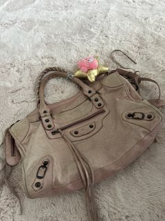 (Category: ) located in . Submitted by 5ftshop (Listing ID 1444306938, Image 1). Description: .