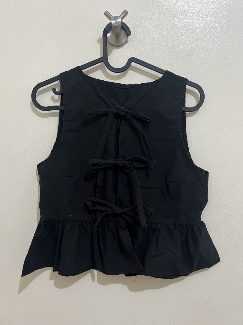 Black Front-Tie Peplum Top (Category: Sleeveless) located in Dasmarinas. Submitted by dcarts (Listing ID 1444330898, Image 1). Description: KINDLY READ BEFORE ORDERING 🙇🏻‍♀️ SIZE: s COLOR: black DETAILS: no flaw/s RFS: decluttering 📍 Dasmariñas, Cavite 💳 MOP: GCash (Cash payment available for meet-ups only) ⤑ Please refer to the photos for measurements (if provided) ⤑ All items are recommended to be washed before use ⤑ Please manage your expe