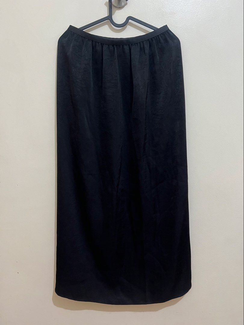 Black Satin Long Skirt (Maxi) (Category: Skirts) located in Dasmarinas. Submitted by dcarts (Listing ID 1444370802, Image 1). Description: KINDLY READ BEFORE ORDERING 🙇🏻‍♀️ SIZE: m-l COLOR: black DETAILS: no flaw/s RFS: decluttering 📍 Dasmariñas, Cavite 💳 MOP: GCash (Cash payment available for meet-ups only) ⤑ Please refer to the photos for measurements (if provided) ⤑ All items are recommended to be washed before use ⤑ Please manage your exp