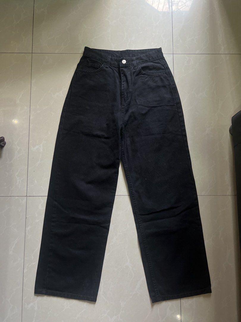 Black wideleg baggy pants (Category: Jeans) located in Quezon. Submitted by morena256 (Listing ID 1444386273, Image 1). Description: Size : 26-27 Length : 40 inches Super hard denim and like new vv nice quality 🤍.