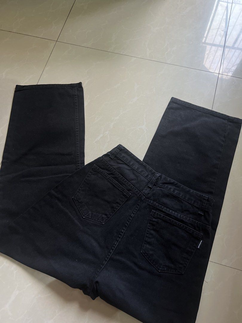 Black wideleg baggy pants (Category: Jeans) located in Quezon. Submitted by morena256 (Listing ID 1444386273, Image 2). Description: Size : 26-27 Length : 40 inches Super hard denim and like new vv nice quality 🤍.