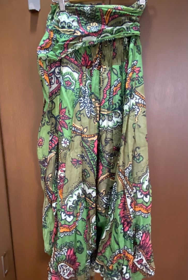Boho Paisley Print Maxi Skirt (Category: Skirts) located in Quezon City. Submitted by fionacleansit (Listing ID 1444403478, Image 2). Description: - Flowy maxi skirt - Vibrant green paisley print - Elasticated waistband with tie detail - Lightweight fabric, ideal for warm weather - Message for more pictures.