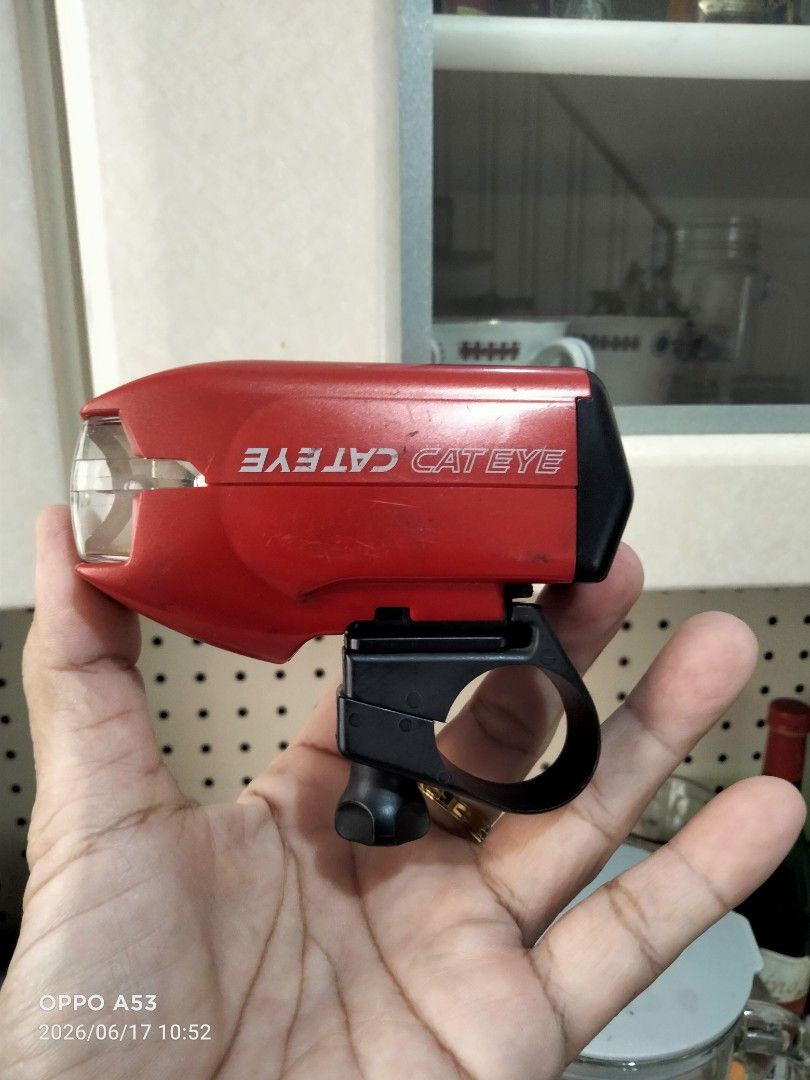 CatEye Red Bicycle Front Light (as-is) (Category: Bicycles) located in Binan City. Submitted by rpute (Listing ID 1444325232, Image 3). Description: - Red CatEye bicycle front light - Comes with handlebar mounting bracket - Easy access battery compartment - Uses AA or AAA batteries (not included) - Essential for safe and visible night cycling 🚚 Delivery: Lalamove | J&T | LBC (Nationwide) 💳 Payment: GCash / Cash (payment first priority) ⚠️ Discl