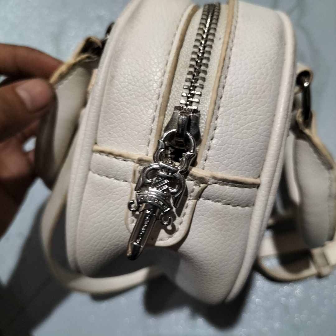 Chrome hearts 2 way hand/Shoulder Bag (Category: Luxury Bags & Wallets) located in Aloran. Submitted by thrift_hunter73 (Listing ID 1444450069, Image 3). Description: Chrome hearts 2 way hand/Shoulder Bag.