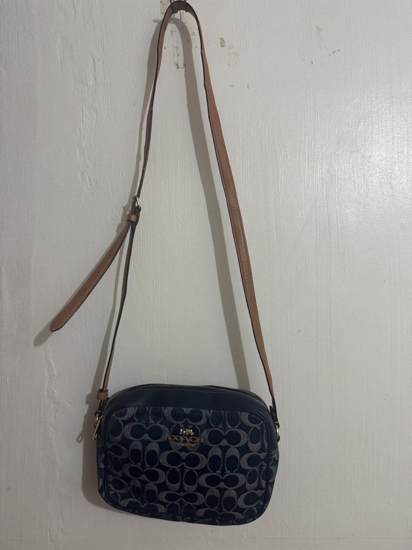 Coach Jamie Camera Bag (Category: Luxury Bags & Wallets) located in Echague. Submitted by jenniferbo94771 (Listing ID 1444452170, Image 2). Description: Coach Jamie Camera Bag Signature Denim No flaw, excellent condition very Nice 2880.