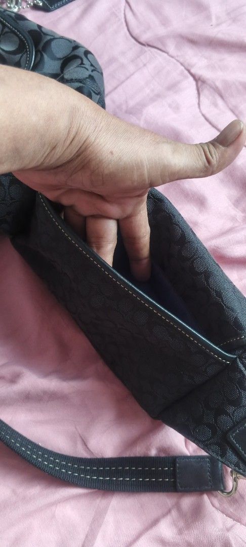 Coach Signature beltbag (Category: Luxury Bags & Wallets) located in Dasmarinas. Submitted by MVB0505 (Listing ID 1444392780, Image 2). Description: Japan bought.,.no flaws..bihira ko lng nagamit noon...12k+ ko PO nabili ito....Meron din SA ebay 2nd hand mahal parin.... mura na PO ito..3.500 +SF.