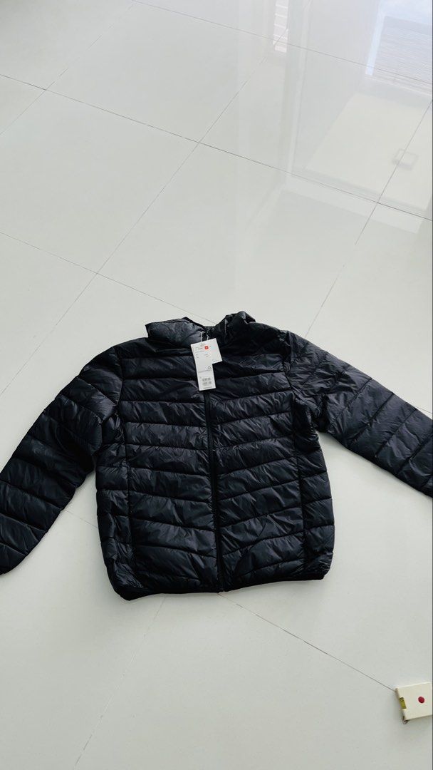 Down jacket (Category: Coats, Jackets and Outerwear) located in Singapore. Submitted by zeralda001 (Listing ID 1444358622, Image 1). Description: White duck down jacket Zipped side pocket and bag for ease of storage when on the go Suitable for temperature in mid teens Can be paired with fleece for layering up Shoulder length 45cm Chest length 52cm Length 65cm.