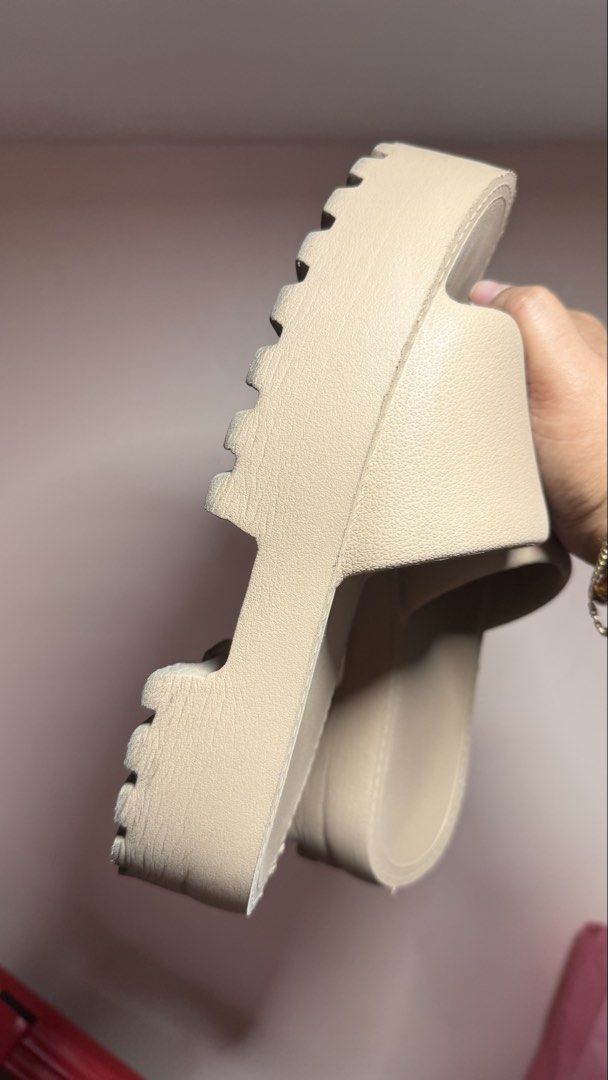 DUWA DH-250 Beige Platform Slides Size 39 (Category: Slippers and slides) located in Manila. Submitted by epicwater-ad78 (Listing ID 1444338654, Image 2). Description: - Brand: DUWA - Model: DH-250 - Color: Beige - Style: Platform Slides - Size: 39 - Features: Chunky sole with good grip, easy slip-on style - Origin: Made in Vietnam - Occasion: Great for casual wear.