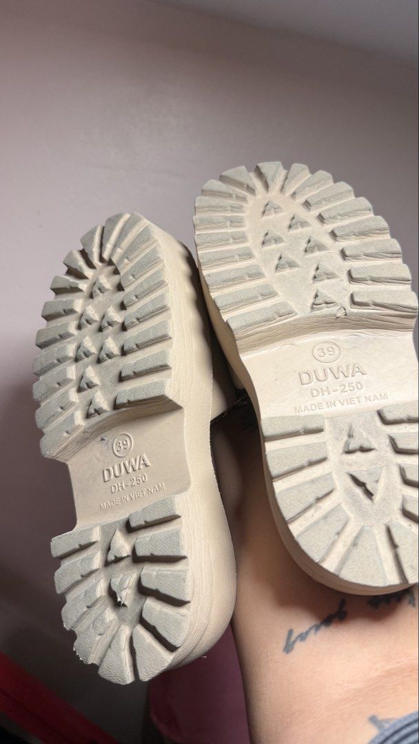 DUWA DH-250 Beige Platform Slides Size 39 (Category: Slippers and slides) located in Manila. Submitted by epicwater-ad78 (Listing ID 1444338654, Image 3). Description: - Brand: DUWA - Model: DH-250 - Color: Beige - Style: Platform Slides - Size: 39 - Features: Chunky sole with good grip, easy slip-on style - Origin: Made in Vietnam - Occasion: Great for casual wear.