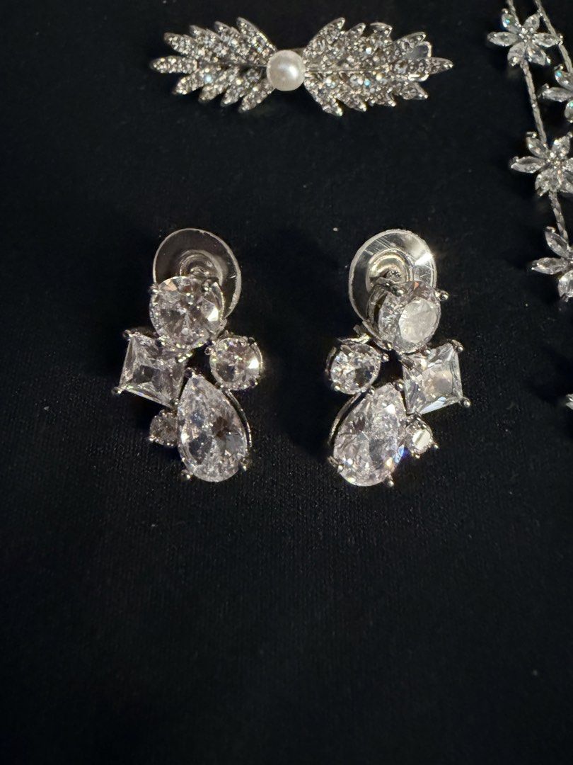 Earring bundle (Category: Earrings) located in Singapore. Submitted by missig (Listing ID 1444307174, Image 2). Description: Swarovski earrings, 1 Bimba Lola hair pin and self fridges earrings .